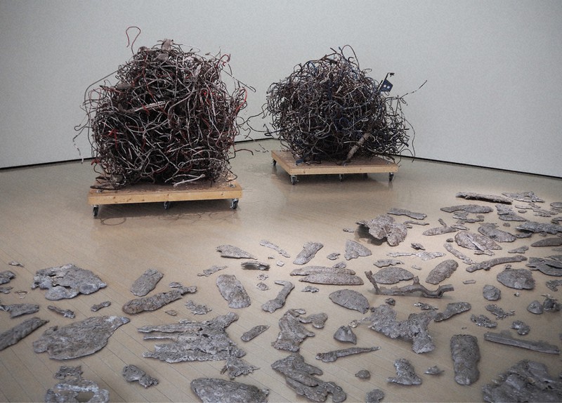 3本の鉄筋を組んだオブジェ グラングリーン大阪うめきた公園に3名の国際的なアーティストによる
