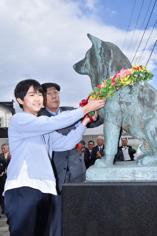 ハチ100歳おめでとう 大館で生誕祭 児童の歌やケーキで祝う ／秋田