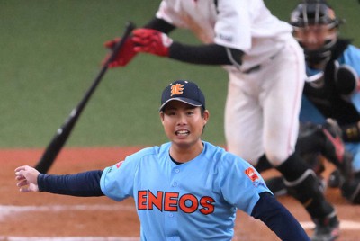 【ENEOS－三菱自動車岡崎】七回裏三菱自動車岡崎2死一、三塁、西川（奥）に適時打を打たれて、打球の行方を見るENEOSの柏原＝京セラドーム大阪で2023年11月13日、北村隆夫撮影
