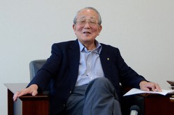 インタビューに答える稲盛和夫氏＝京都市伏見区の京セラ本社で2013年8月21日、中村琢磨撮影