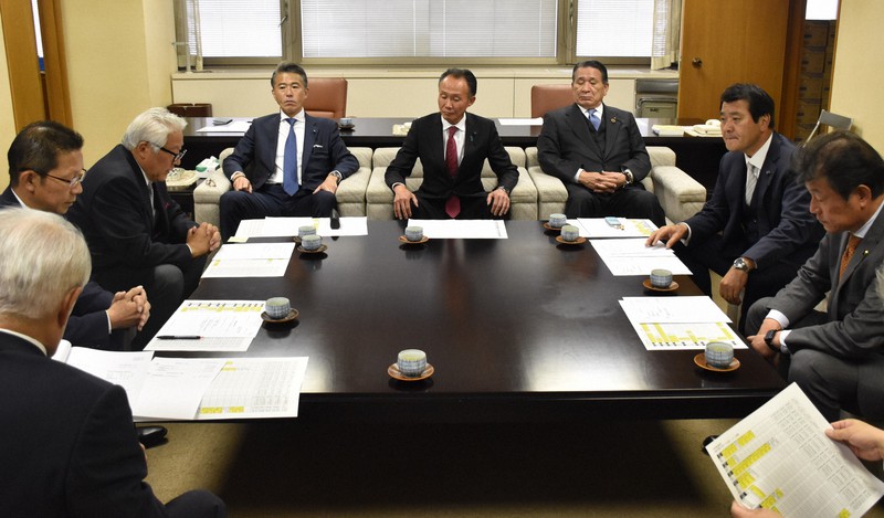 福島県議選の開票結果を受け、自民党県連本部で開かれた役員会=福島市で2023年11月13日、肥沼直寛撮影