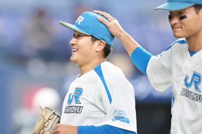 【パナソニック－JR四国】七回表のパナソニックを三者凡退に抑えて喜ぶJR四国の石丸＝京セラドーム大阪で2023年11月14日、山崎一輝撮影