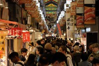 Nishiki Market in Kyoto's Nakagyo Ward is seen crowded with tourists on Oct. 28, 2023. (Mainichi/Kotaro Chigira)