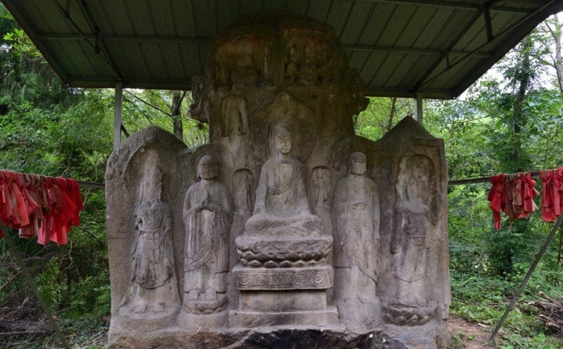 中国・北魏時代の石仏、ペンキで“化粧”が物議「善意でも許されぬ