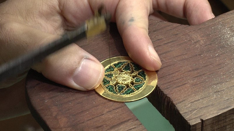 皇室スケッチ:熟練の技が生む輝き 天皇陛下も着用する「勲章」 | 毎日新聞 皇室スケッチ:熟練の技が生む輝き 天皇陛下も着用する「勲章」 | 毎日新聞