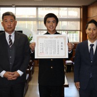 表彰状を手に意気込みを見せる下関西の林主将（中央）ら