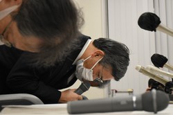 水虫薬への睡眠導入剤混入などで業務停止命令を受け、謝罪する小林広幸社長（当時、中央）ら＝福井県あわら市の小林化工で2021年2月9日、大原翔撮影