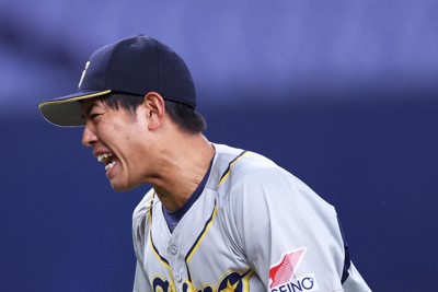 【Honda－西濃運輸】Hondaに勝利し喜ぶ西濃運輸の森岡＝京セラドーム大阪で2023年11月16日、滝川大貴撮影