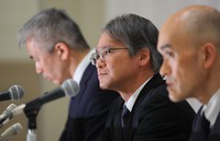 劇団員の急死について記者会見する宝塚歌劇団の木場健之理事長（中央）ら＝兵庫県宝塚市で2023年11月14日午後5時、長谷川直亮撮影
