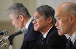 劇団員の急死について記者会見する宝塚歌劇団の木場健之理事長（中央）ら＝兵庫県宝塚市で2023年11月14日午後5時、長谷川直亮撮影