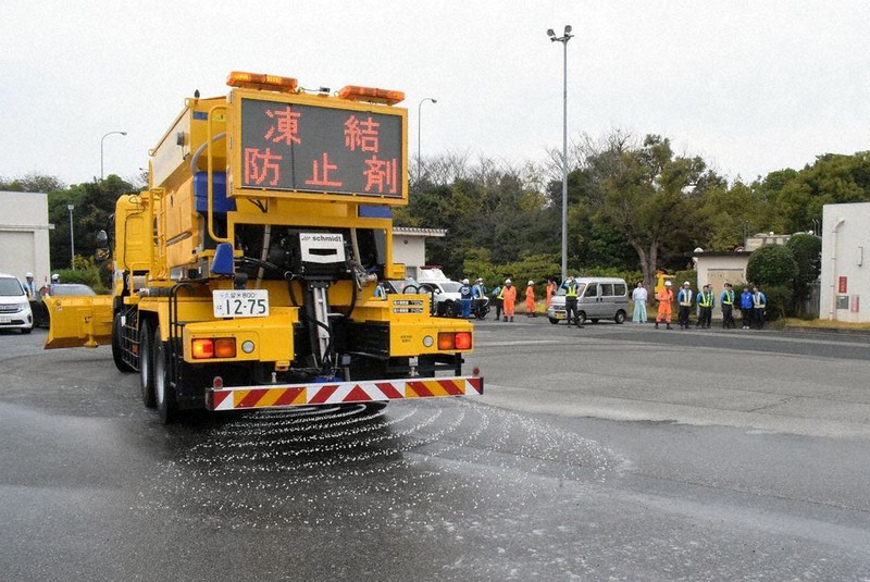 雪氷作業車、出動式開く NEXCO久留米 ／福岡 | 毎日新聞