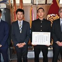 表彰状を手にする日南野球部の永山主将（右から2人目）と日高監督（左端）ら＝
