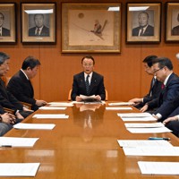 自民党の「安定的な皇位継承の確保に関する懇談会」で発言する麻生太郎副総裁（中央）＝東京都千代田区の同党本部で2023年11月17日午前11時32分、竹内幹撮影