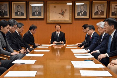 自民党の「安定的な皇位継承の確保に関する懇談会」で発言する麻生太郎副総裁（中央）＝東京都千代田区の同党本部で2023年11月17日午前11時32分、竹内幹撮影