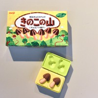 ありそうでなかった? 「きのこの山」ワイヤレスイヤホン発売へ [写真