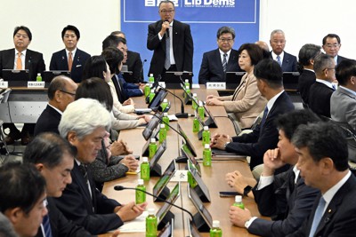 自民党税制調査会の総会で発言する宮沢洋一会長（中央）＝東京都千代田区の同党本部で2023年11月17日午後1時3分、竹内幹撮影