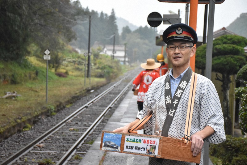 おろち号が紡いだ縁に感謝 そば弁当販売26年、旅の思い出に彩り | 毎日新聞