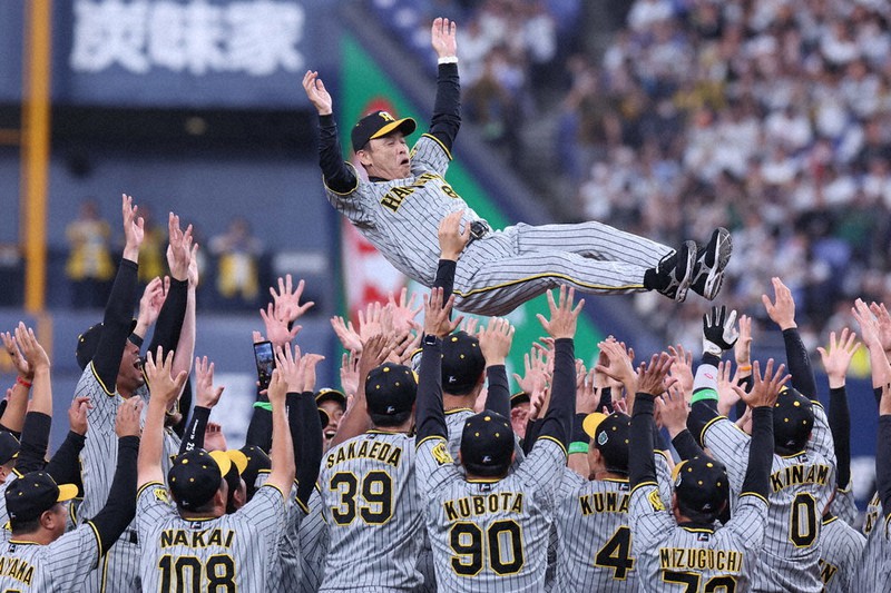 岡田監督　2023年優勝記念ボブルヘッド Amazon.co.jp: 阪神タイガース 優勝記念 岡田監督 胴上げ