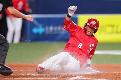 【日本生命－JR四国】四回表日本生命2死二塁、松本の右前打で立松が生還＝京セラドーム大阪で2023年11月17日、中川祐一撮影