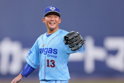 【JFE西日本－大阪ガス】完投勝利し笑顔を見せる大阪ガスの先発・大宮＝京セラドーム大阪で2023年11月17日、中川祐一撮影