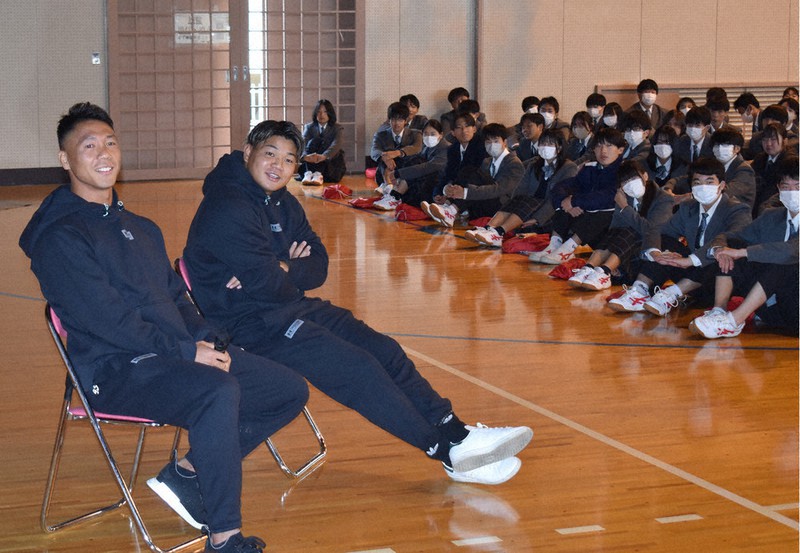 深谷高・創立50周年 ラグビー 山沢兄弟、母校で講演 ロングパス披露