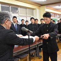 表彰状を受け取る浜松城北工の工藤舜大主将＝同校で2023年11月17日、丘絢太撮影