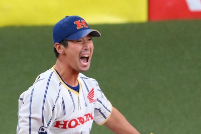 【Honda熊本－西濃運輸】最後の打者を打ち取り、完封勝ちに喜ぶHonda熊本の片山＝京セラドーム大阪で2023年11月18日、久保玲撮影