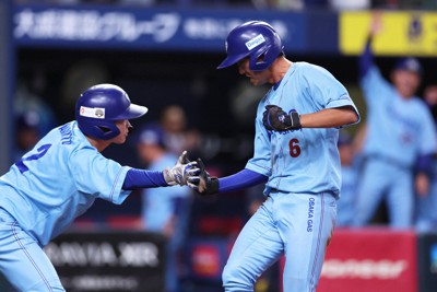 【日本生命－大阪ガス】三回裏大阪ガス1死三塁、三井の左犠飛で峰下が生還＝京セラドーム大阪で2023年11月18日、滝川大貴撮影