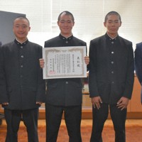 県推薦校の表彰を受けた春日の（左から）大石校長、田口昌乃丞副主将、樋渡主将、五十嵐綾人副主将と八塚監督