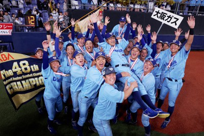 【Honda熊本－大阪ガス】優勝し胴上げされる大阪ガスの前田孝介監督＝京セラドーム大阪で2023年11月19日、滝川大貴撮影
