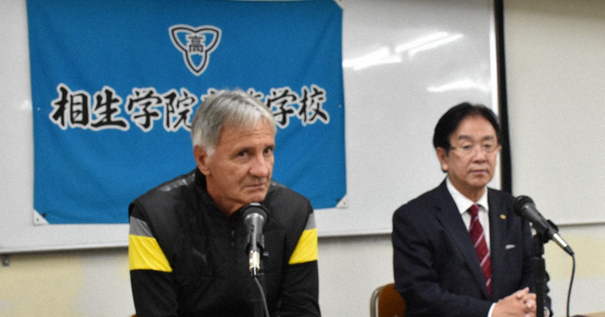 15歳のニュース 「プロサッカー選手養成」高校 監督更迭で選手数十人