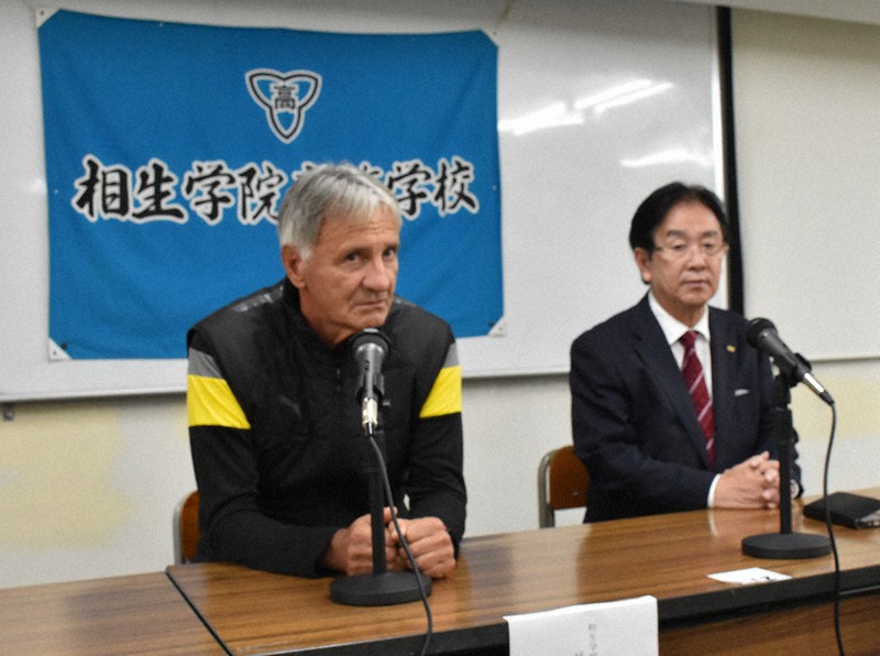 15歳のニュース 「プロサッカー選手養成」高校 監督更迭で選手数十人