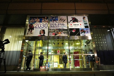 撤去された2030年札幌五輪招致をPRするポスター＝札幌市役所で15日、貝塚太一撮影
