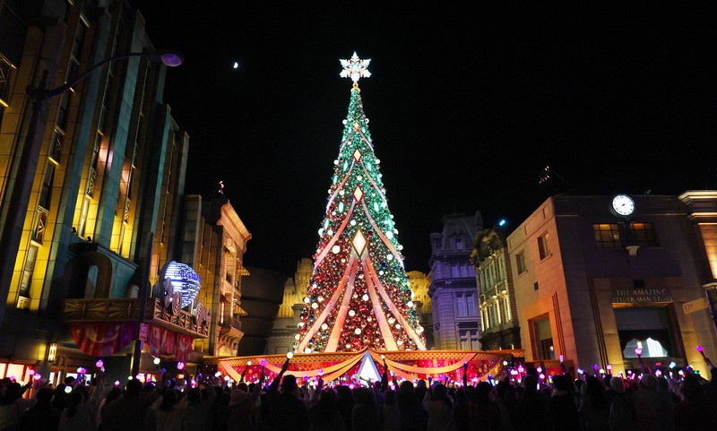 USJに巨大クリスマスツリー登場 [写真特集1/10] | 毎日新聞