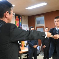 亀谷卓朗会長（左）から表彰状を受け取る大野晃主将＝富山市蓮町の県立富山北部高で、青山郁子撮影