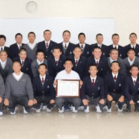 第96回選抜高校野球大会・21世紀枠の県推薦校に選ばれた伝達式で、表彰状を手にする木村海主将（最前列中央）ら県立尼崎工業高校野球部員ら＝兵庫県尼崎市の同高で、岸桂子撮影