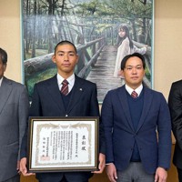 表彰状を手にする必由館野球部の斉藤主将（左から2人目）と園田監督（同3人目）ら
