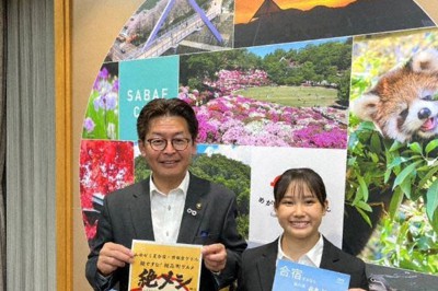 赤穂羽奈さん（右）と佐々木勝久市長