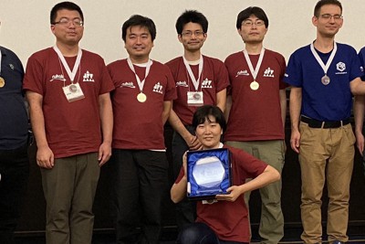団体戦の表彰式の様子。（後列左から）條秀彰さん、森西亨太さん、杉本卓也さん、遠藤憲さん＝日本パズル連盟提供