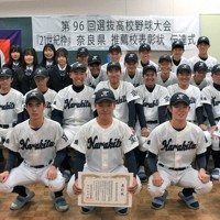 21世紀枠の県推薦校に選ばれた奈良北の選手ら＝生駒市で、吉川雄飛撮影