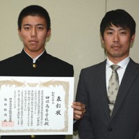 第96回選抜高校野球大会の21世紀枠の県推薦校に選ばれ、表彰状を贈られた田辺の山本結翔主将（左）と嶋田大輔部長＝和歌山市の県立和歌山商業高校で、福田隆撮影