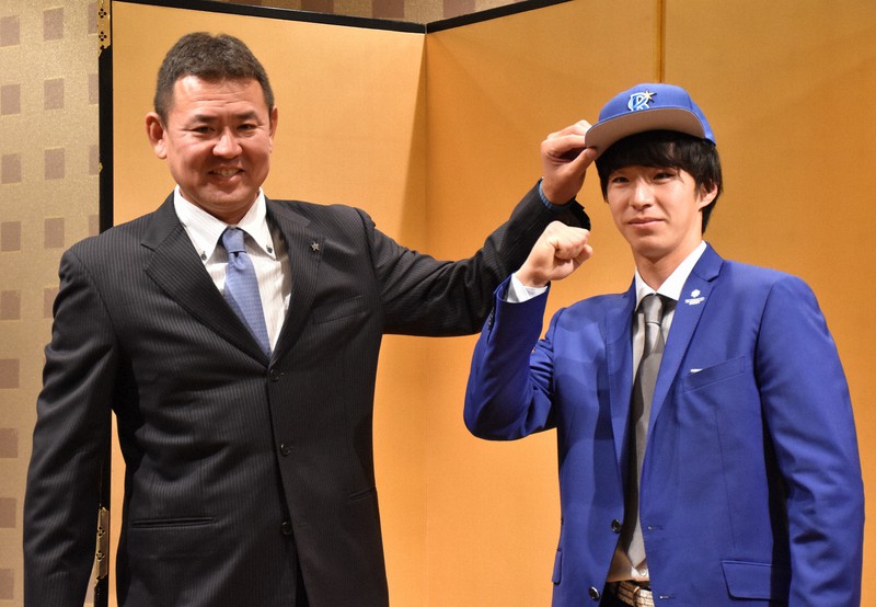 ENEOS度会隆輝がDeNAと仮契約 「打率4割バッター目指す」 | 毎日新聞