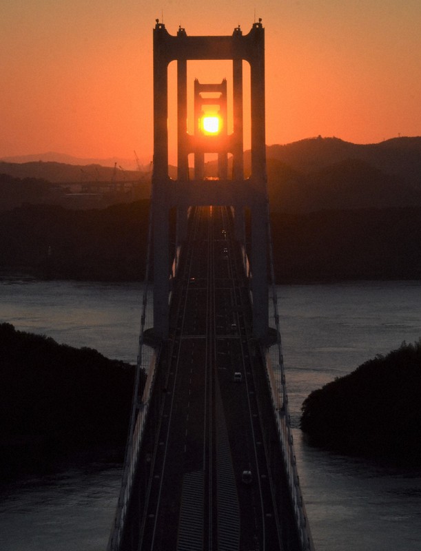 絶景「夕日ストライク」、21日に観測 しまなみ海道・来島大橋 [写真