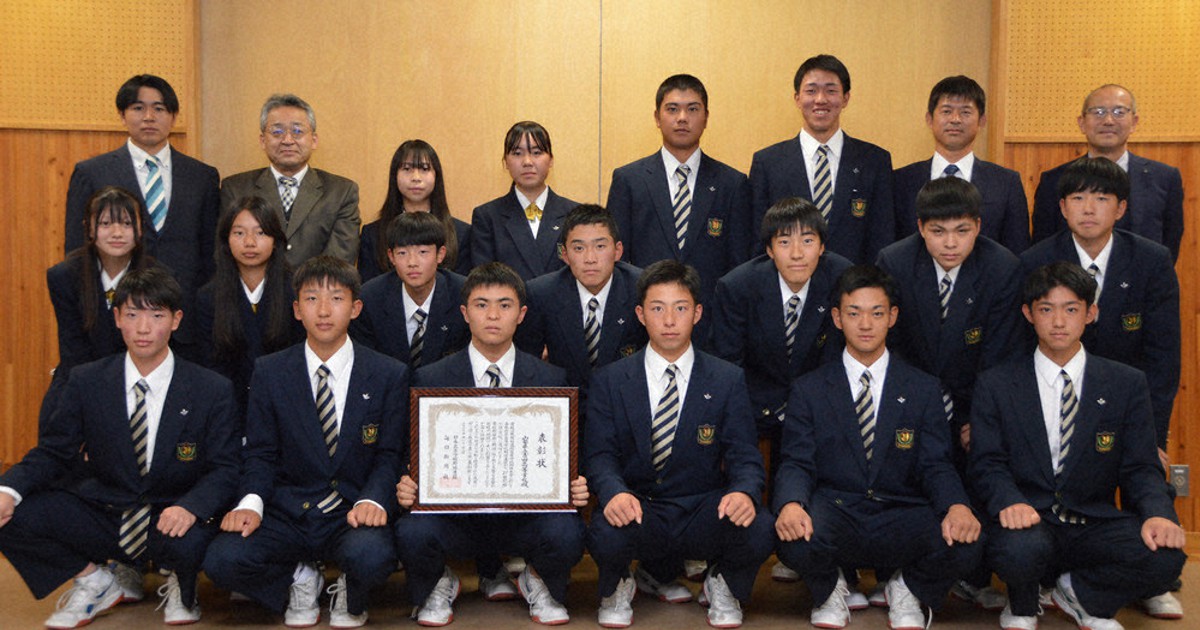 センバツ21世紀枠 「選ばれた責任自覚」 県推薦、吉田を表彰 ／山梨