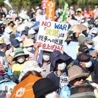 南西諸島の軍備増強に反対する大規模集会に集まった参加者たち＝那覇市の奥武山陸上競技場で2023年11月23日午後2時33分、比嘉洋撮影