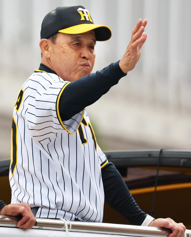 岡田監督、阪神Vパレードに4歳から“皆勤賞” 「ありがとう」実感 | 毎日新聞