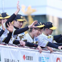 阪神タイガース 優勝パレード 御堂筋 [写真特集1/13] | 毎日新聞