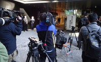 上場最後とあって、多くの報道陣が取材に駆けつけた東芝の臨時株主総会。入場する株主はまばらだった＝東京都新宿区で2023年11月22日、今沢真撮影