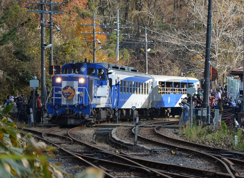 おろち号ラストラン 季節の風とともに26年 住民ら見送り、汽笛で