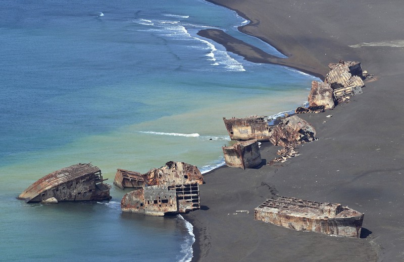 硫黄島 読む写真：隆起する硫黄島 米軍が沈めた沈船があらわに [写真特集1/21